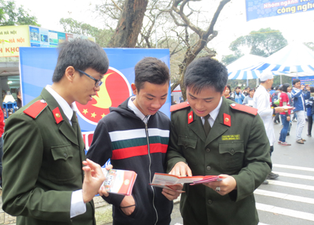 Sinh viên Học viện An ninh tư vấn tuyển sinh cho thí sinh.